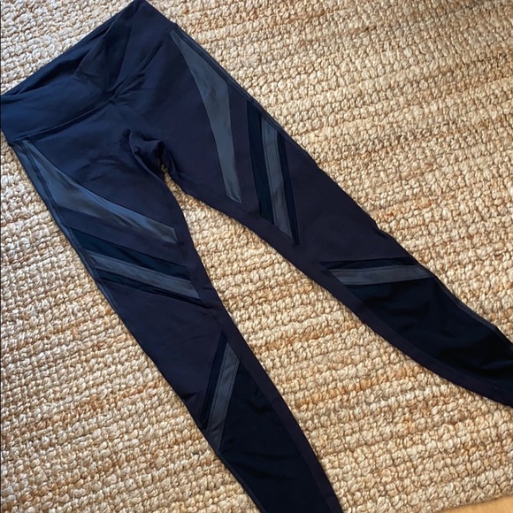 (SOLD) Alo yoga epic legging black mesh - Picture 2 of 6